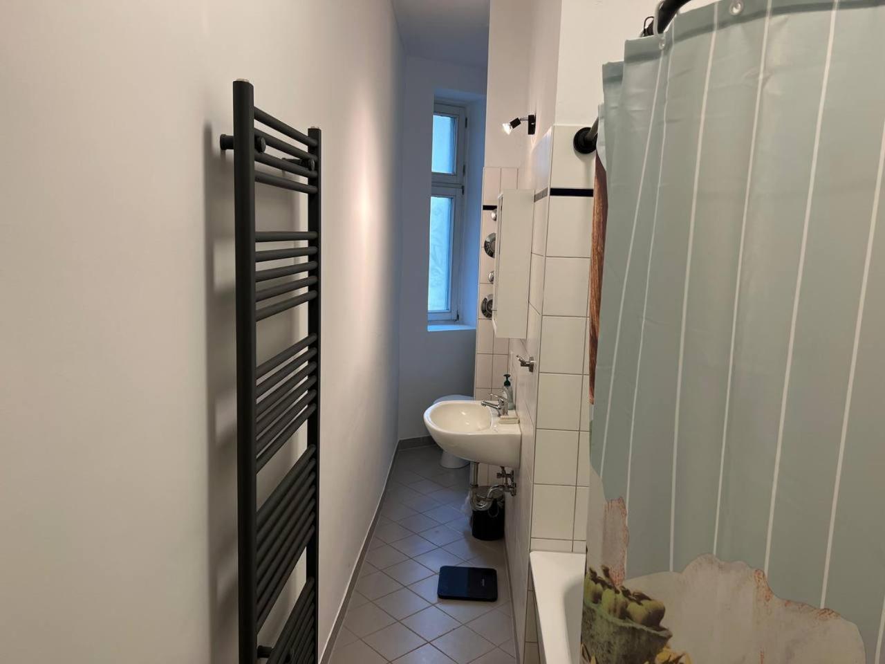 Stylish 2-room With Balcony Next To East Side Gallery * Berlin