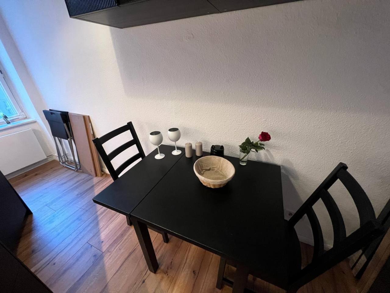 Stylish 2-room With Balcony Next To East Side Gallery Apartment *
