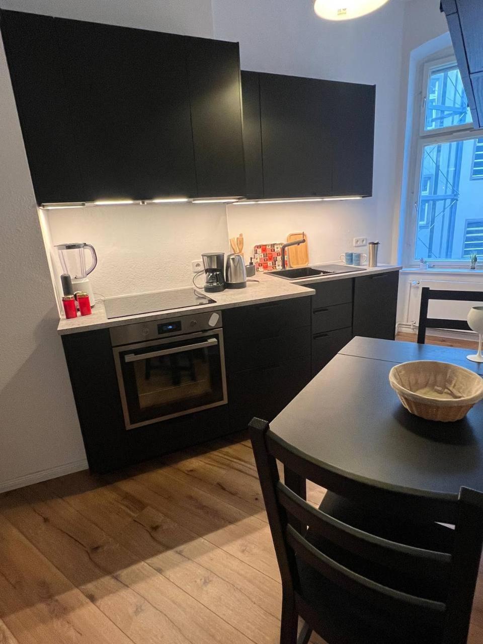 Stylish 2-room With Balcony Next To East Side Gallery *