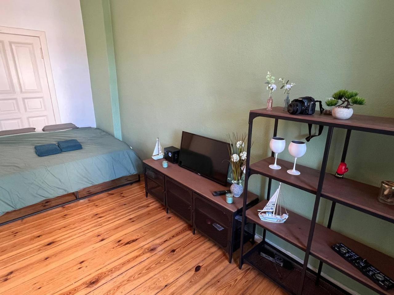 Stylish 2-room With Balcony Next To East Side Gallery Apartment *